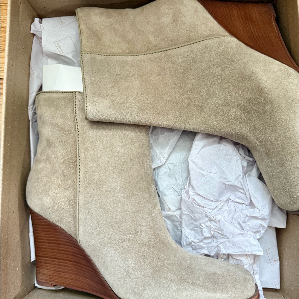 Dolce Vita Suzann Almond Suede Beige Heeled Boots New in Box size 9.5